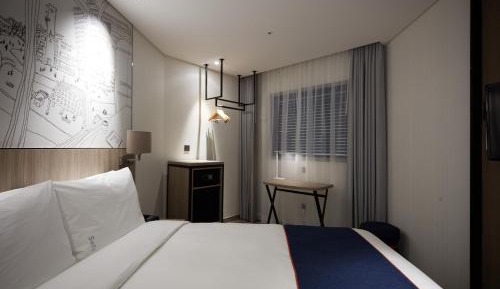 Standard Queen Room with Inner Room - Free Breakfast
