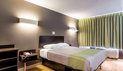 Deluxe Queen Room - Non-Smoking