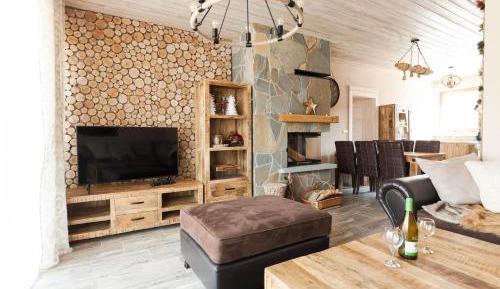 Apartment with Hot Tub and Mountain View