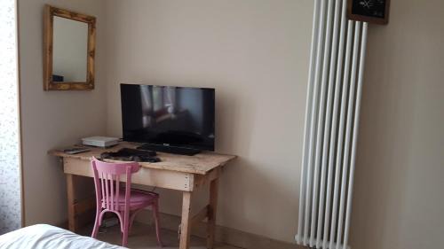 Standard Double Room with Shared Bathroom