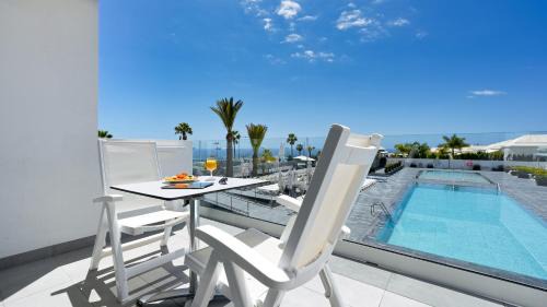 Apartment with Pool View 