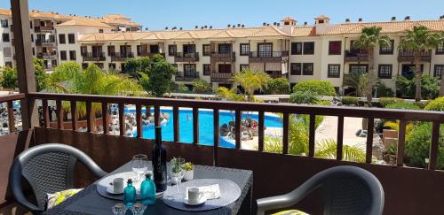 Apartment with Pool View 