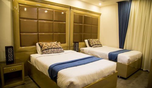 Deluxe Queen Suite