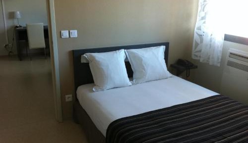 Family Connecting Room (2 Adults + 2 Children)