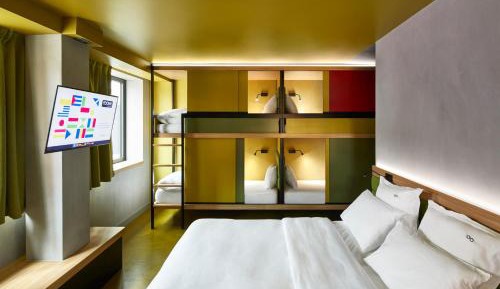 Family Room with Private Bathroom (6 People)