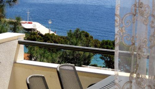 One-Bedroom Apartment with Sea and Harbor View