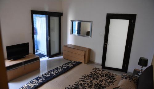 Queen Room with Private Bathroom