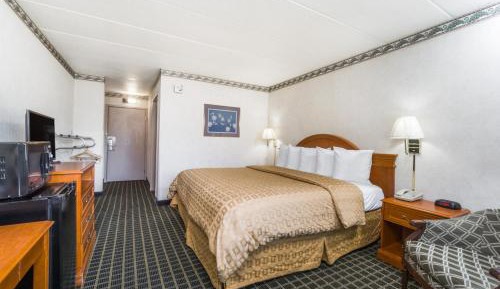 King Room with Roll-in Shower - Mobility Access/Non-Smoking
