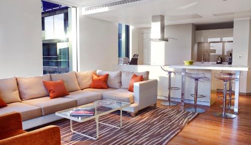 Deluxe Three-Bedroom Apartment with Tower Bridge View