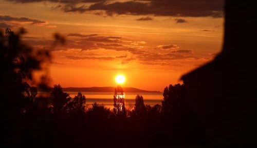 Two-Bedroom Apartment with Balcony and Lake View