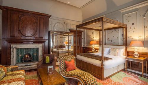 Roseate Suite