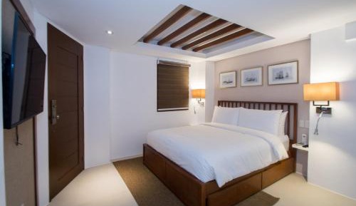Suite Room with Poolview
