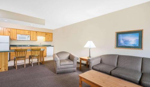 Deluxe Queen Suite with Two Queen Beds - Disability Access - Non-Smoking