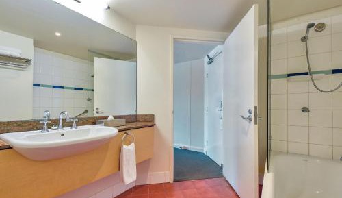 Hotel Room City View - Weekly Housekeeping