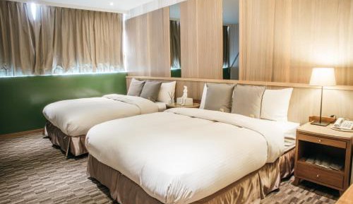 Deluxe Quadruple Room with Window