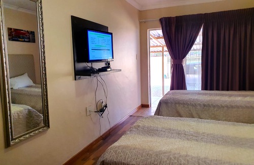 Mahikeng Hotel | Tenacity Mafikeng Guesthouse - 4