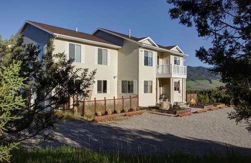 Lava Hot Springs Hotel | Lions Gate Manor B&B