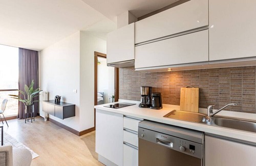 Atasehir Apartment | Charming Flat with Gorgeous City View in Atasehir