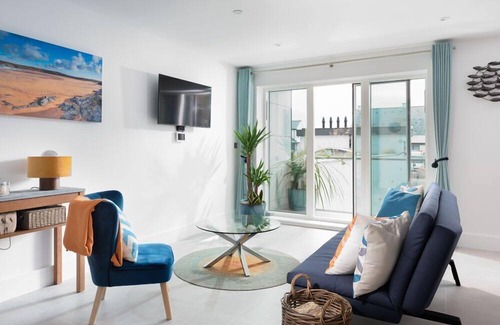 Newquay City Centre Apartment | 1 Cliff Edge - a studio that sleeps 3 guests in 1 bedroom