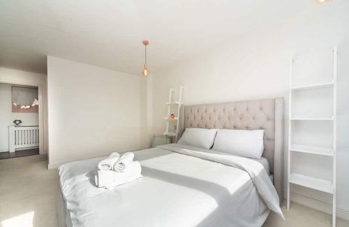 Glyndon Apartment | Pass the Keys | Modern and Scenic 2 Bed 2 Bath Flat With River Views