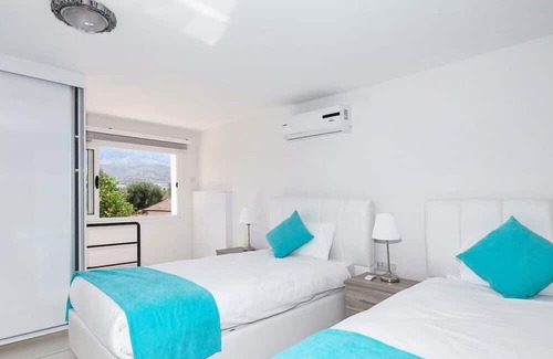 Zeytinlik Apartment | Flat w Pool and Balcony 4 min to Beach in Kyrenia