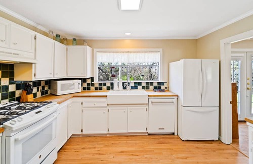 Sunset Oaks House | Where the good ol' days still live | The Heyday by Lodgewell