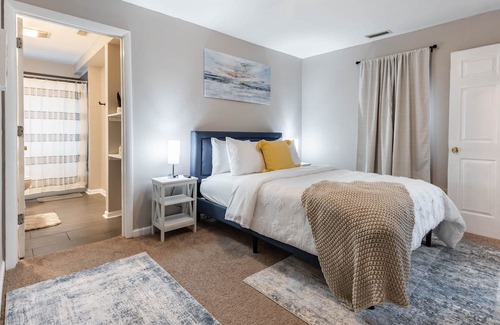 Indianapolis House | King Bed! 5 min to Fountain Square/Colts Stadium