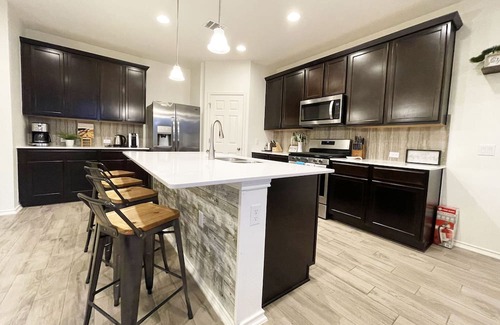 Wells Branch House | Spacious 4B3B Home with 6 Queen Beds, 10-15 mins to Domain or Downtown Austin.