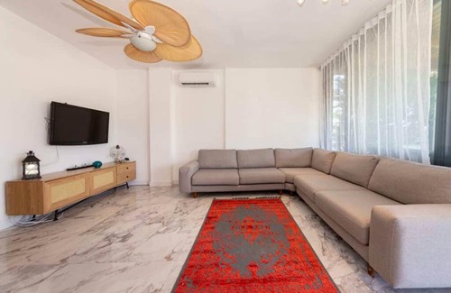 Meselik Apartment | Pleasant Home with Shared Pool in Bodrum