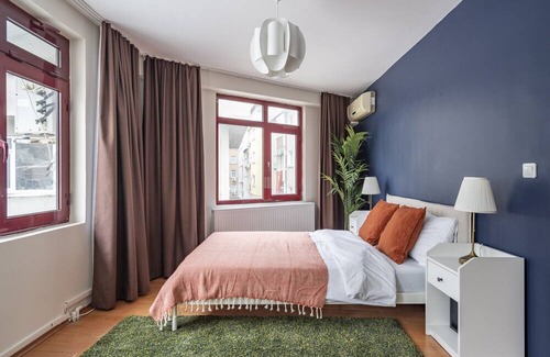 Osmanbey Apartment | Central Flat with Balcony and Terrace in Sisli