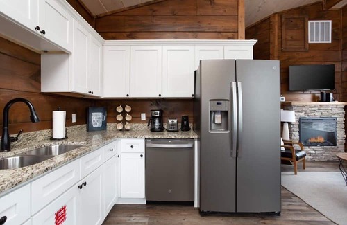 Pigeon Forge Cabin | Walk2DowntownPF/GasFirepit/Waterfront