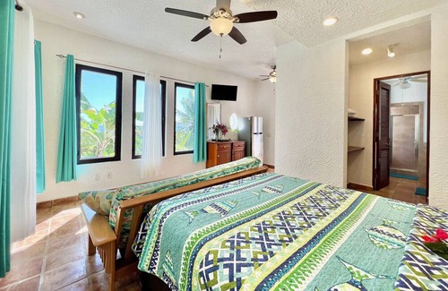 Roatan Apartment | El Castillo Blanco Apartment 1 @Parrot Tree