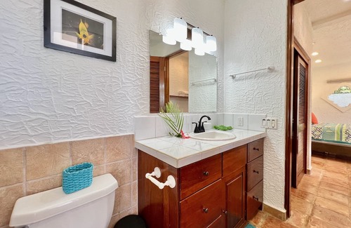 Roatan Apartment | El Castillo Blanco Apartment 1 @Parrot Tree