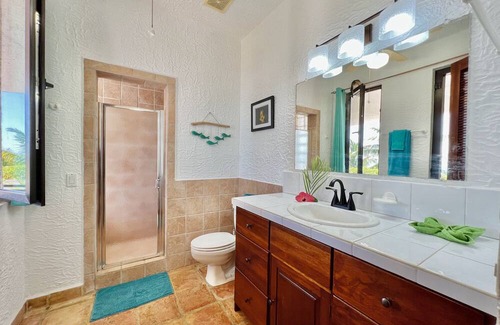 Roatan Apartment | El Castillo Blanco Apartment 1 @Parrot Tree