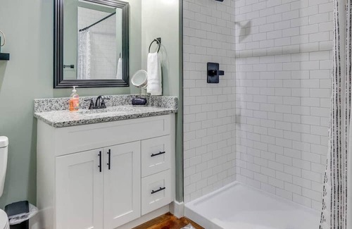 Nashville Apartment | NEW Studio with 2 Queen Beds 7 mins to Broadway!