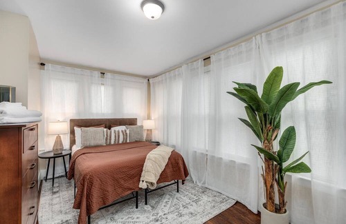 College Heights Apartment | Recently Remodeled and Sunlit Apartment Near EMU and UM