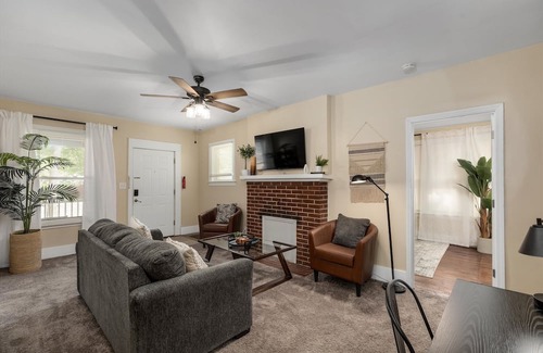College Heights Apartment | Recently Remodeled and Sunlit Apartment Near EMU and UM