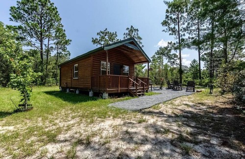 Homosassa Cabin | A/C, Firepit, Grill, Pet Friendly