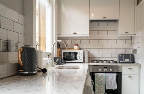 Bath Apartment | WiFi | Near Major Attractions