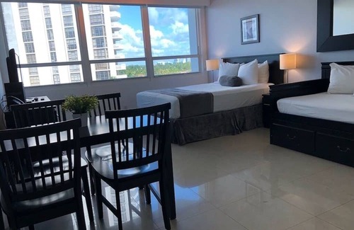 Seybold Apartment | Awesome studio bay view direct beach access