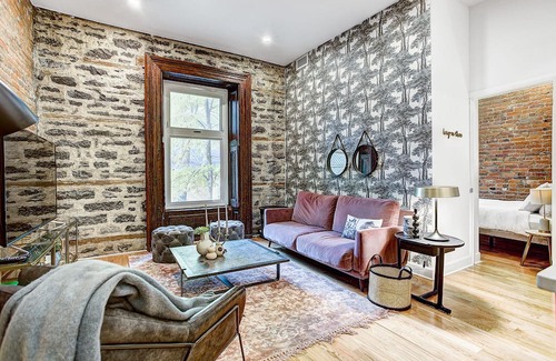 Quartier des Spectacles Apartment | Pinterest featured-|Walk Everywhere| Heart of DT