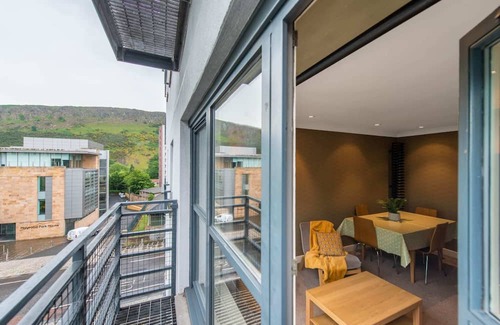 Old Town Apartment | Royal Mile & Arthur's Seat Apt with Private Parking