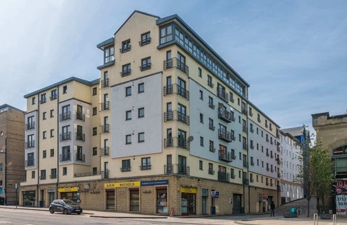 Old Town Apartment | Royal Mile & Arthur's Seat Apt with Private Parking