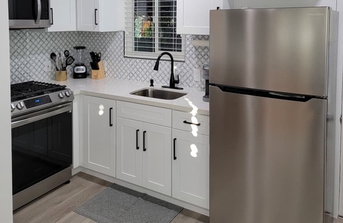 Whittier Apartment | Uptown Whittier Stylish 1B 1BA sleeps 4