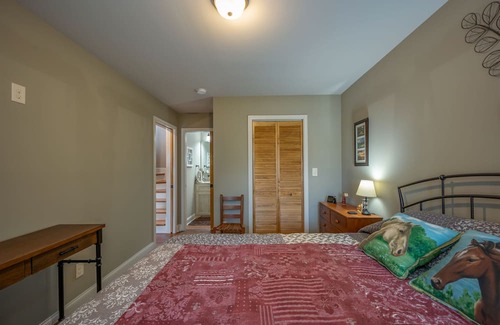 Lynn House | Lakeshore View Cottage A peaceful cottage with WIFI and a view of Lake Lanier