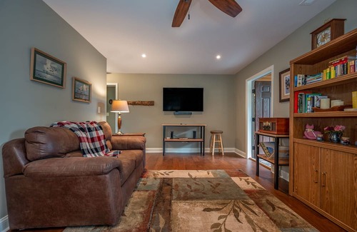 Lynn House | Lakeshore View Cottage A peaceful cottage with WIFI and a view of Lake Lanier