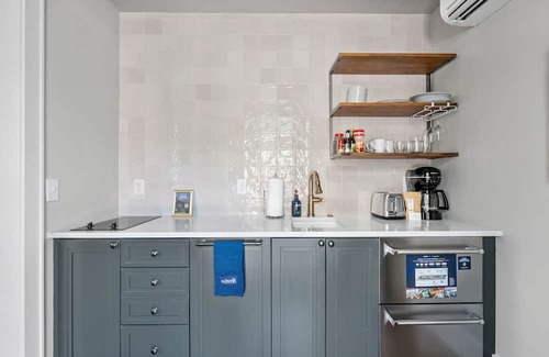 Cannonborough Elliotborough Apartment | Thomas Waring House Suite C: Luxury and Relaxation