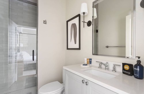 Cannonborough Elliotborough Apartment | Thomas Waring House Suite C: Luxury and Relaxation