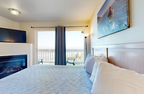 Lincoln City Apartment | Oceanview Studio on the Main Level - Nearby Beach Access, Dogs Welcome