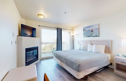 Lincoln City Apartment | Oceanview Studio on the Main Level - Nearby Beach Access, Dogs Welcome